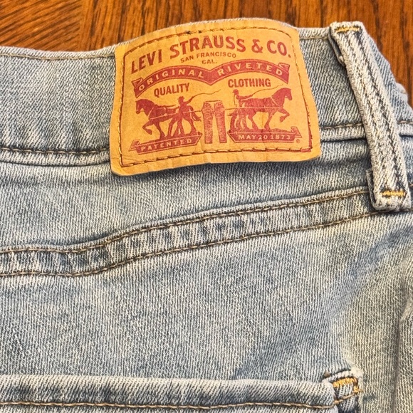 Women's Levi's Classic Light Blue Jeans - Picture 2 of 6